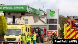 Des secouristes sur les lieux d'une explosion à Creeslough, dans le nord-ouest de l'Irlande, le 8 octobre 2022.