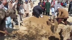 په بولان کې د اورګاډي په پېښه کې د وژل شوو تنانو مړي خاورو ته د سپارلو لړۍ روانه ده