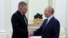 Президент Росії Володимир Путін тисне руку прем’єр-міністру Словаччини Роберту Фіцо під час зустрічі в Москві, Росія, 22 грудня 2024 року. Sputnik/ REUTERS 