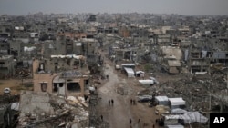 Palestinezët ecin mes rrënojave në Zeitoun, Rripi i Gazës (7 mars 2025)