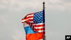 د امریکا او روسیط بیرغونه