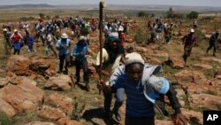 Des mineurs en grève à la mine Ashanti AngloGold, en Fochville près de Johannesburg, en Afrique du Sud, le jeudi 18 octobre 2012. (AP Photo / Themba Hadebe)