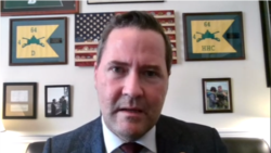 共和党联邦众议员华尔兹举办线上记者会宣布推出法案，制裁国际奥委会。（记者会视频截图）