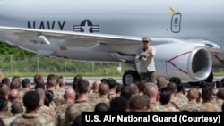 战争部长海格塞斯2025年9月8日在波多黎各卡罗来纳的穆尼兹空军国家警卫基地与空军、士兵、海军和海军陆战队员进行交流并发表讲话。