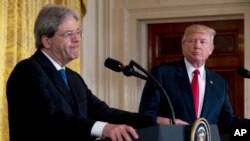 Le Premier ministre italien Paolo Gentiloni avec Donald Trump, conférence de presse, Maison Blanche, Washington, le 20 avril 2017. (AP Photo/Andrew Harnik)