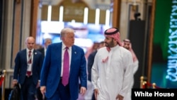 资料照片：2025年5月13日，美国总统特朗普和沙特王储穆罕默德·本·萨勒曼参加美国-沙特投资论坛后，离开位于沙特阿拉伯利雅得的阿卜杜勒阿齐兹国王国际会议中心。