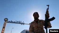 Un soldat des forces loyales au maréchal Khalifa Haftar à Zueitina, à l'ouest de Benghazi, Libye, 14 septembre 14, 2016. 