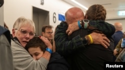 Գազայի հատվածից ազատ արձակված նախկին պատանդները վերամիավորվել են իրենց հարազատների հետ Իսրայելում, նոյեմբերի 26, 2023 թ.