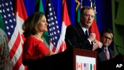 Le représentant américain au Commerce, Robert Lighthizer, au centre, avec la ministre des Affaires étrangères du Canada, Chrystia Freeland, à gauche, et le secrétaire à l'Économie du Mexique, Ildefonso Guajardo Villarrea, à droite, à Washington, le 17 octobre 2017.