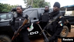 Des policiers déployés dans le quartier Cocody à Abidjan, Côte d’Ivoire, 20 juillet 2017.