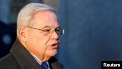 Бывший сенатор Роберт Менендес выступает перед журналистами, покидая Федеральный суд, в день вынесения приговора по делу о взяточничестве в связи с предполагаемыми коррупционными отношениями с тремя бизнесменами из Нью-Джерси, в Нью-Йорке, 29 января 2025 года. 