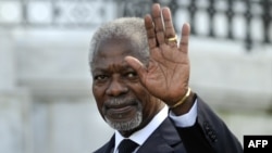 L'ancien secrétaire général des Nations Unies, Kofi Annan, salue à la conférence pour promouvoir une résolution au Pays basque, dans la ville basque de Saint-Sébastien, au nord de l'Espagne, le 17 octobre 2011.