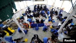 Des migrants à bord du MV Aquarius, en mer Méditerranée, entre Malte et Linosa, le 14 août 2018.