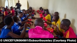 Des enfants soldats démobilisés, issus de la milice du chef traditionnel Kamuina Nsapu, prennent leur petit-déjeuner au Centre de Transit et d'Orientation de l'association congolaise BNCE (Bureau National Catholique pour l'Enfance), soutenu par l'UNICEF, 