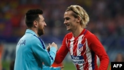 Antoine Griezmann de l'Atletico Madrid et Lionel Messi de Barcelone avant le match entre les deux équipes à Wanda Metropolitano, Madrid, Espagne, 14 octobre 2017. 