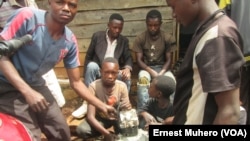 Ex-enfants soldats apprenant la mécanique avec la fondation Solidarité des hommes à Bukavu, en RDC, le 14 octobre 2016. (VOA/Ernest Muhero)