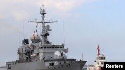 法国“葡月号”护卫舰2018年3月12日在一艘拖船的指引下进入菲律宾马尼拉大都会港口进行访问。