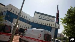 Ambulances et pompiers se rassemblent au siège de la compagnie pétrolière nationale après une attaque par des hommes armés à Tripoli, en Libye, le 10 septembre 2018. (AP Photo/Mohamed Ben Khalifa)