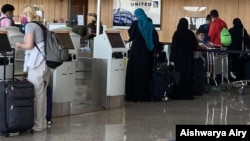 Passengers check in for a flight at Dulles International Airport in Virginia, outside Washington, DC, July 16, 2020. (Aishwarya Airy/VOA)