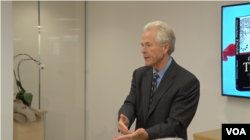 2015年12月10日，美国加州大学尔湾分校商学院教授彼得·纳瓦罗在新美国安全中心讨论他的新书《卧虎：中国军国主义对世界意味着什么》（美国之音拍摄）