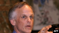 2001年3月21日，林培瑞教授在香港外国记者俱乐部讲话，谈他同别人合著的新书《天安门文件》。