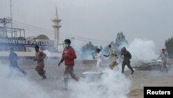 د خپل ګرفتار مشر سعد رضوي د خوشى کوولو او فرانس کې د پېغمبر اسلام خاکې د خپريدو په سر پاکستان نه د فرانس سفير وېستلو د پاره ټي اېل پي تېره میاشت د لاهور څخه د اسلام اباد په لورې احتجاجي لاریو شروع کړی و چې په مهال یې لږ تر لږه څلور پولیس وژل شوي او ګڼ شمېر نو زخمیان شوي وو