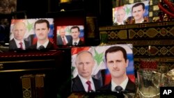 Фотографії на порцеляні з зображеннями президента Росії Володимира Путіна та президента Сирії Башара Асада, виставлені в сувенірній крамниці в Дамаску, Сирія, 18 квітня 2016 року. (AP)