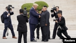 时任美国总统特朗普与朝鲜领导人金正恩在板门店朝韩非军事区握手。(资料照片：2019年6月30日)