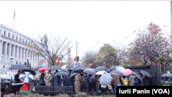 Українська громада та гості поряд з меморіалом Голодомору