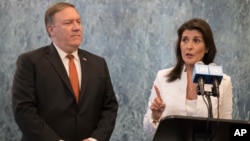 Архівне фото: тогочасний держсекретар США Майк Помпео і тогочасна посолка США в ООН Ніккі Гейлі розмовляють з журналістами в штаб-квартирі ООН, 20 липня 2018 року