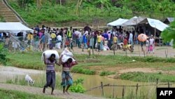 ဘင်္ဂလားဒေ့ရှ်နိုင်ငံ Ukhia ဒုက္ခသည်စခန်းအတွင်းမှာ ရိက္ခာလာရောက်ယူနေကြတဲ့ ရိုဟင်ဂျာဒုက္ခသည်များ (စက်တင်ဘာ ၁၂၊ ၂၀၂၄)