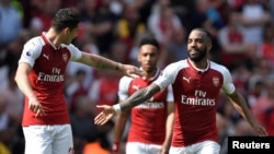 Le joueur d'Arsenal Alexandre Lacazette fête son but avec Granit Xhaka, à Londres, le 22 avril 2018.