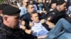 La police russe porte le leader de l'opposition, Alexeï Navalny, au centre d'une manifestation contre le président Vladimir Poutine sur la place Pouchkine à Moscou, en Russie, 5 mai 2018. 