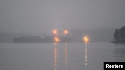 Нефтяной танкер Eagle S под конвоем заходит в порт Килпилахти недалеко от города Порвоо в Финском заливе, 28 декабря 2024 года. (фото Lehtikuva/Vesa Moilanen/Reuters)