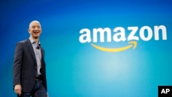Le patron d'Amazone Jeff Bezos lance un nouveau téléphone Amazon, à Seattle. 
