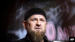 Архівне фото: Лідер Чеченських бойовиків Рамзан Кадиров, якого звинувачують в численних порушеннях прав людини, вбивствах та тортурах, перебуває під санкціями США, Австралії, Канади, ЄС, Японії, Швейцарії та Великої Британії, включаючи за його роль в агресії Росії проти України