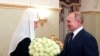 Президент Росії Владімір Путін вітає патріарха Російської православної церкви Кирила з 12-ю річницею його інтронізації в Москві, Росія, 1 лютого 2021. Михайло Климентьєв, Sputnik/AP