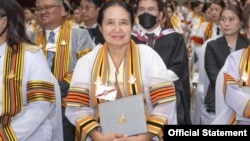 Nareasuan University ရဲ့ ဂုဏ်ထူးဆောင်ပါရဂူဘွဲ့ ချီမြှင့်တဲ့ အခမ်းအနားမှာ တွေ့မြင်ရတဲ့ ဒေါက်တာ စင်သီယာမောင်။ ဓာတ်ပုံ - Nareasuan University 