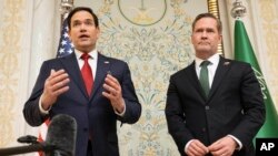 ယူကရိန်းကိုယ်စားလှယ်အဖွဲ့နှင့် ဆွေးနွေးအပြီး သတင်းမီဒီယာကို ဖြေကြားနေသည့် နိုင်ငံခြားရေးဝန်ကြီး Marco Rubio (ဝဲ) နှင့် နိုင်ငံတော်လုံခြုံရေးအကြံပေး Mike Waltz (ယာ)။ (မတ် ၁၁၊ ၂၀၂၅) (AP)