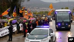 Un fourgon cellulaire de la Garde civile espagnole transportant des hommes politiques et activistes catalans, au départ de la prison de Brians II, à Barcelone, le 1er février 2019.