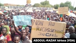 L'opposition défile à Niamey, au Niger, le 1er novembre 2015. (VOA/Idrissa Abdoul-Razak)
