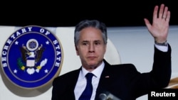 Державний секретар США Ентоні Блінкен прибув до Абу-Дабі під час своєї тижневої поїздки, спрямованої на заспокоєння напруженості на Близькому Сході, в Об’єднаних Арабських Еміратах, 7 січня 2024 року.