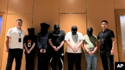 တရုတ်နိုင်ငံပိုင် ဆင်ဟွာသတင်းဌာနကထုတ်တဲ့ သတင်းဓာတ်ပုံမှာ မြန်မာရဲအရာရှိက ဆိုင်ဘာရာဇဝတ်မှုကျူးလွန်တဲ့ တရုတ်နိုင်ငံသားတွေကို နိုင်ငံတကာလေဆိပ်မှာ တရုတ်ရဲအရာရှိဆီ ပြန်လည်လွှဲအပ်နေစဥ်။​(သြဂုတ်လ ၂၆၊ ၂၀၂၃)