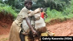 Un transporteur de minerais à Butembo, dans le Nord-Kivu, RDC, 20 avril 2015. (VOA/Charly Kasereka)