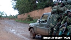 Renfort des Fardc face à la résistance des éléments de Abbas kayonga, à Bukavu, RDC, le 5 novembre 2017. (VOA/Ernest Muhero)