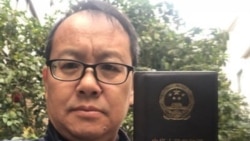 中国维权律师刘晓原手举律师“失业证” （推特照片）