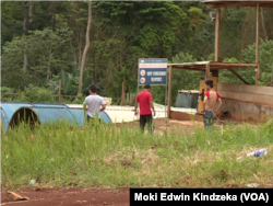 Les travailleurs camerounais de la China first highway engineering company, l'entreprise en charge de la construction de l'auto-route reliant la capitale economique Douala et la capitale politique Yaounde sont en grève, à Yaoundé, Cameroun, le 3 novembre