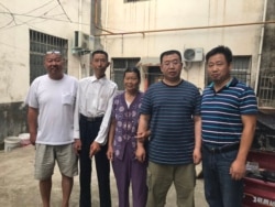 谢阳律师（右一）探望江天勇（右二）（网络截图）