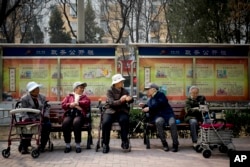 资料照：北京一社区的老人在社区院子里聊天。（2016年3月31日）