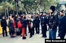 709案多位家属在长沙法庭外被警察阻拦。 （李文足推特图片）